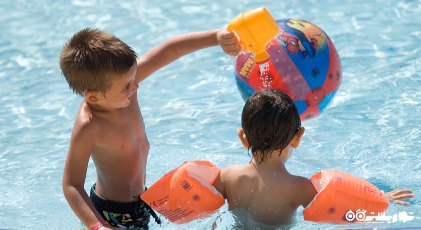 بازی کودکان در استخر روباز